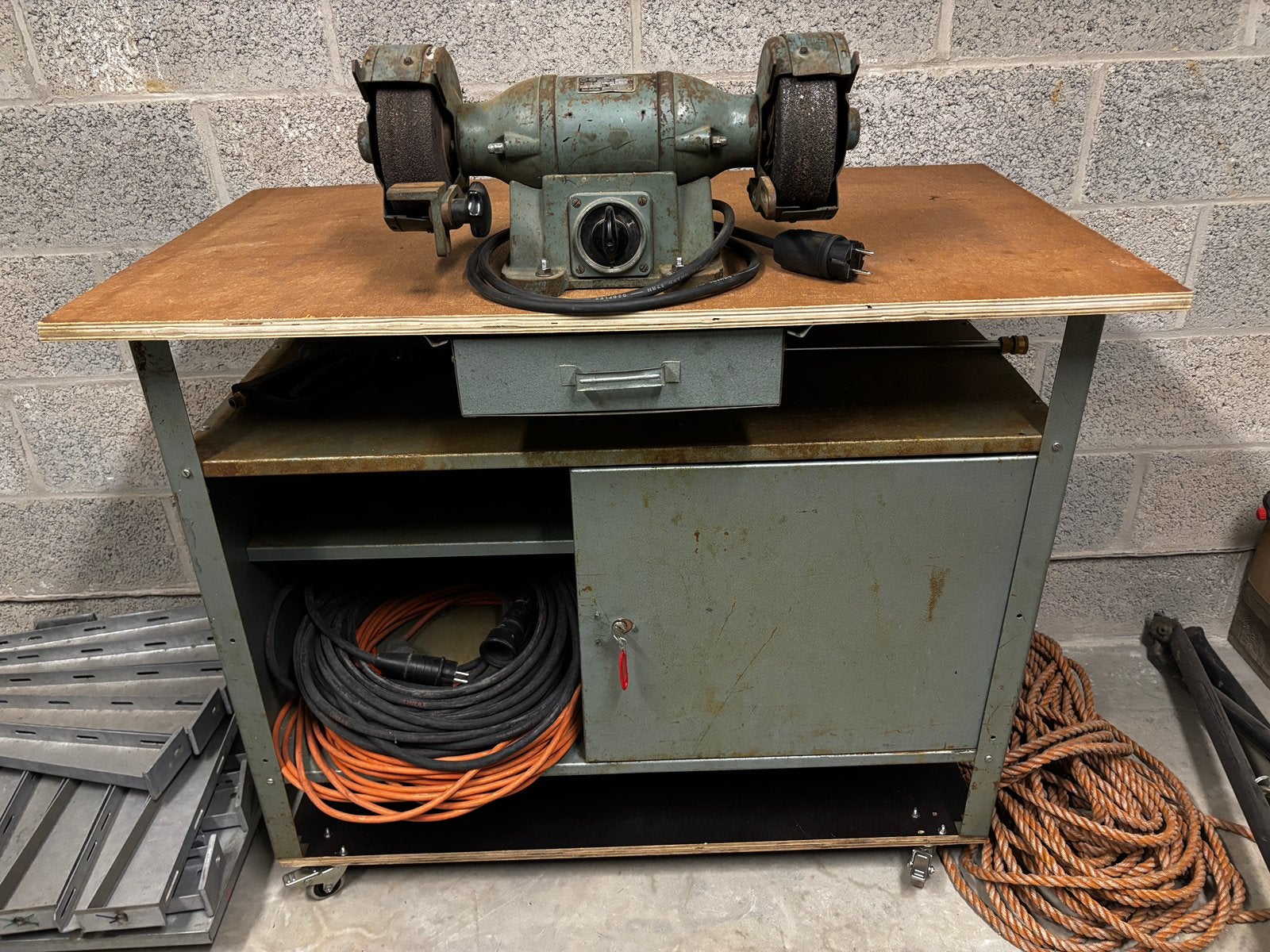Établi avec meule puissante, Bricolage & Construction, Enlèvement, Utilisé
