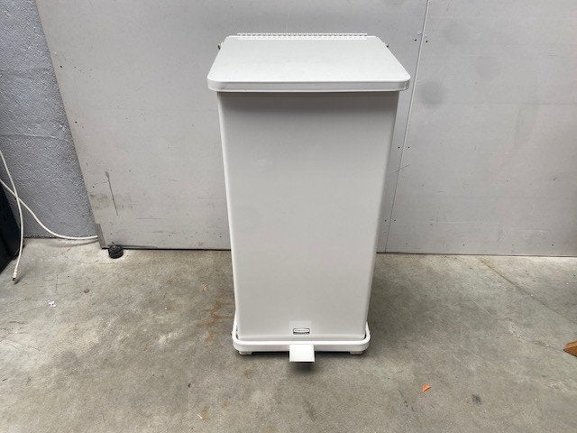 (5) Witte grote pedaalemmer Rubbermaid als nieuw., Huis en Inrichting, Ophalen, Zo goed als nieuw