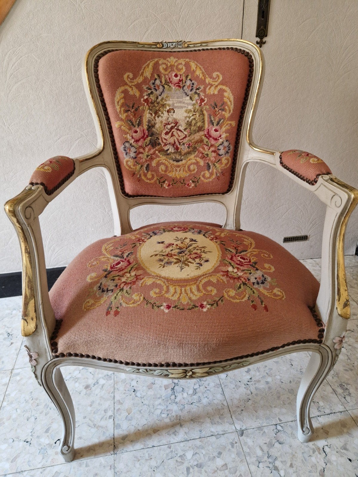 Louis XV stoel/fauteuil met rose geborduurde bekleding, Antiek en Kunst, Ophalen