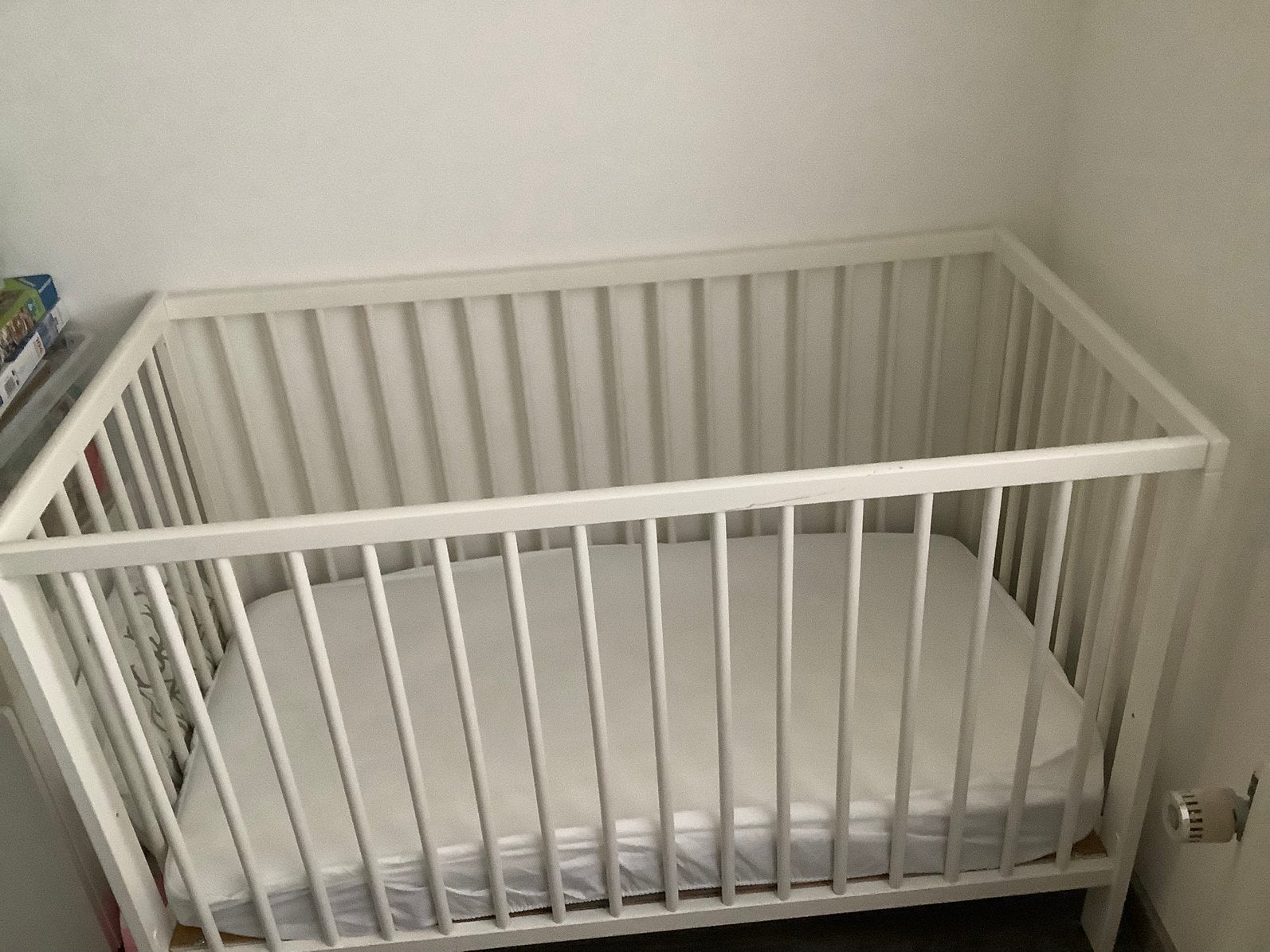 Lit bébé avec matelas. Le ramassage est gratuit., Enlèvement, Utilisé