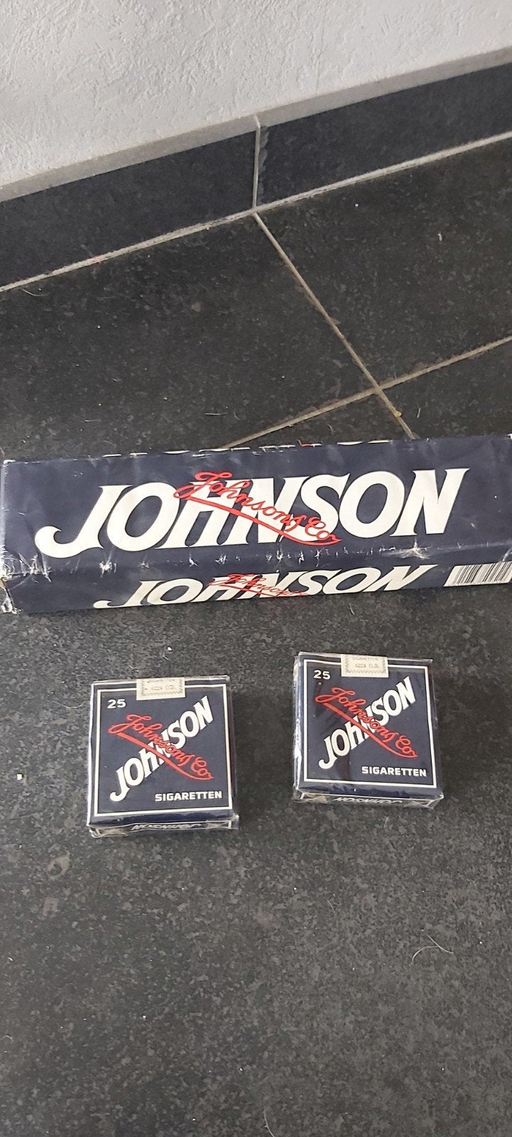 Johnson sigaretten, Verzamelen, Rookartikelen, Aanstekers en Luciferdoosjes, Ophalen of Verzenden