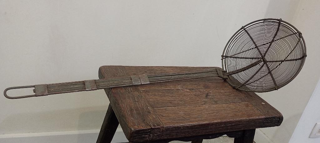 Écumoir ancienne en fer forgé, outil d'artisanat rustique, Antiquités & Art, Enlèvement ou Envoi