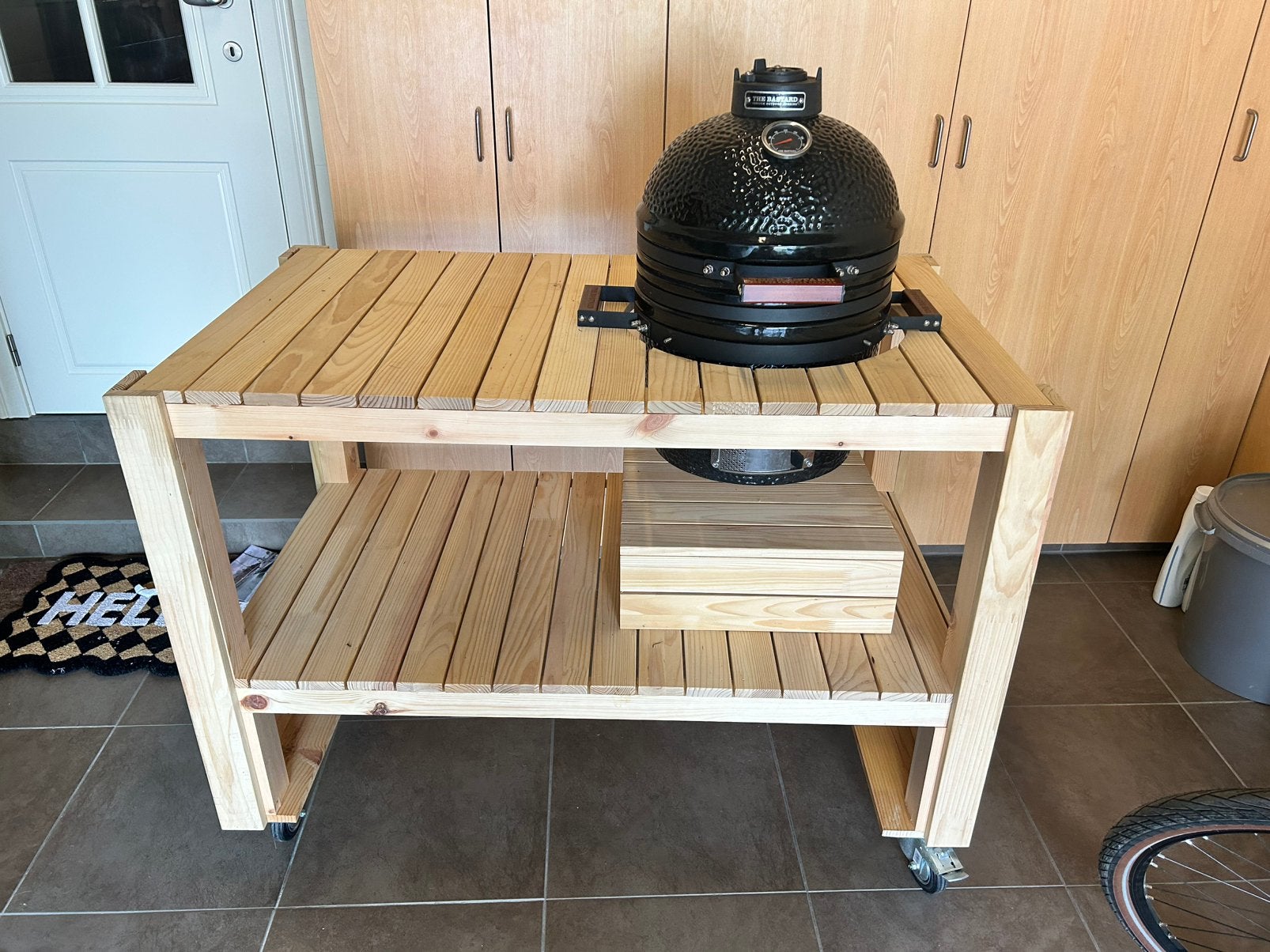 Bastard bbq met bijhorende tafel. Nooit gebruikt., Tuin en Terras, Buitenkeukens, Ophalen, Nieuw, Houtskool, Vrijstaand