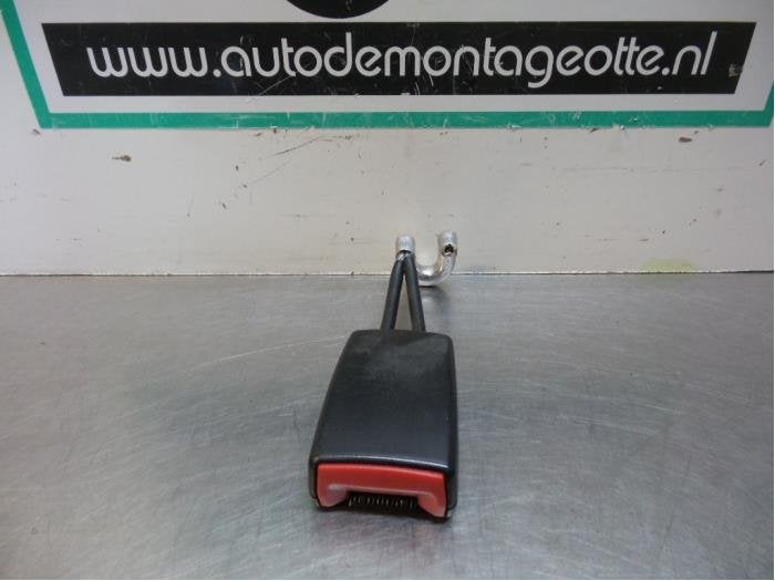 Insertion ceinture de sécurité arrière gauche d'un Volksw, Volkswagen, -, Utilisé, -