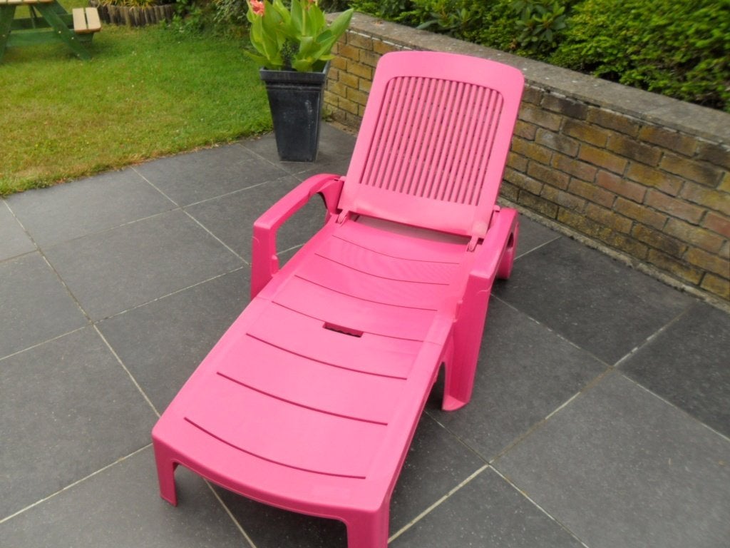 Transat, Bain de soleil Chaise longue fuchsia avec roulettes, Jardin & Terrasse, Enlèvement, Comme neuf, Mobile