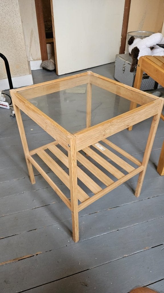 Table de nuit / chevet en bois avec plateau en verre, Enlèvement, Utilisé, Bois, 45 à 65 cm