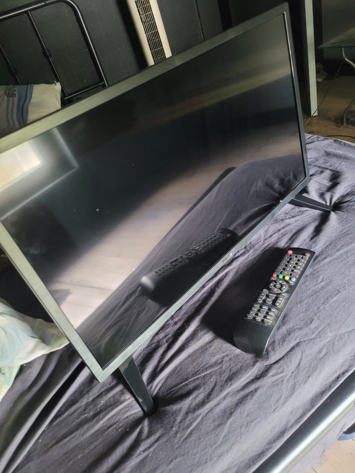 zwarte RCA tv + afstandsbediening, Enlèvement, Comme neuf