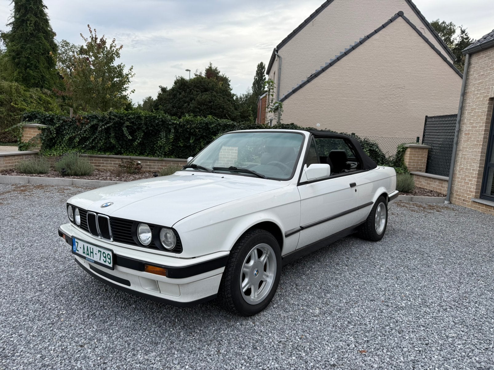 Bmw  E30 1992 318 i. 96500 km origeneel, Auto's, Zwart, 4 cilinders, Cabriolet, Wit