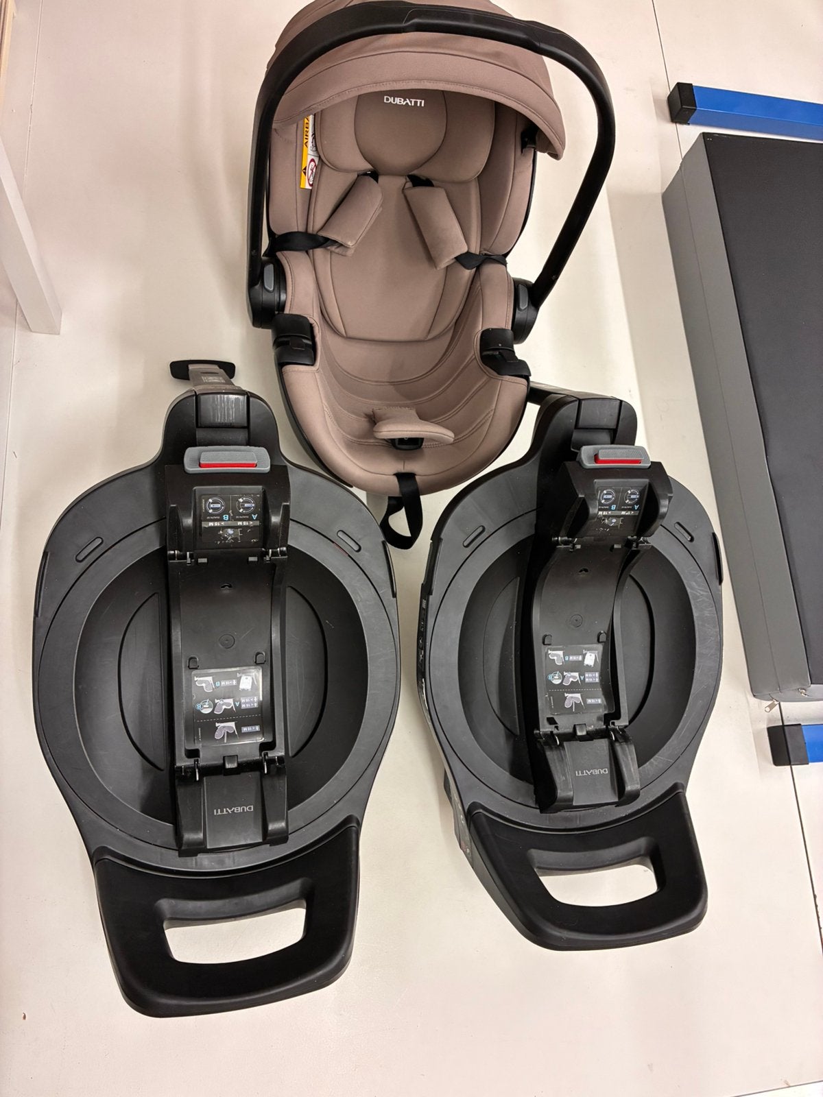 Maxicosi Dubatti + 2x bijpassende isofix, Enfants & Bébés, Enlèvement, Comme neuf, Isofix