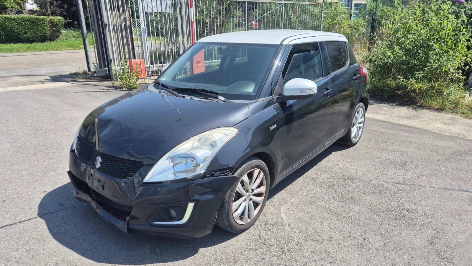 SUZUKI SWIFT 1.3D CRASH VOOR HET JAAR 2013 AIRCO GPS, Auto's, Euro 5, Zwart, USB, Bedrijf