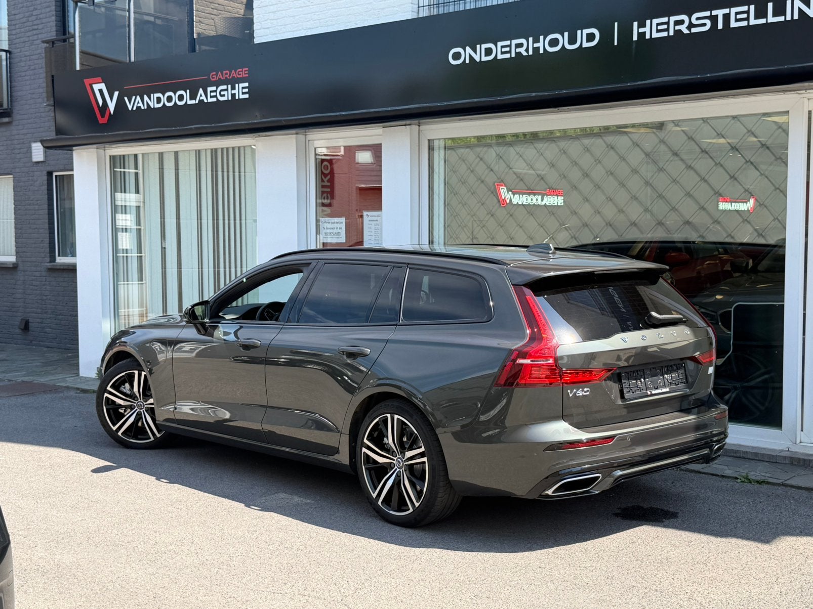 Volvo V60 2.0 T6 AWD PHEV R-Design - 360 Camera - Keyless, Automaat, Lichtsensor, 4 cilinders, 1969 cc
