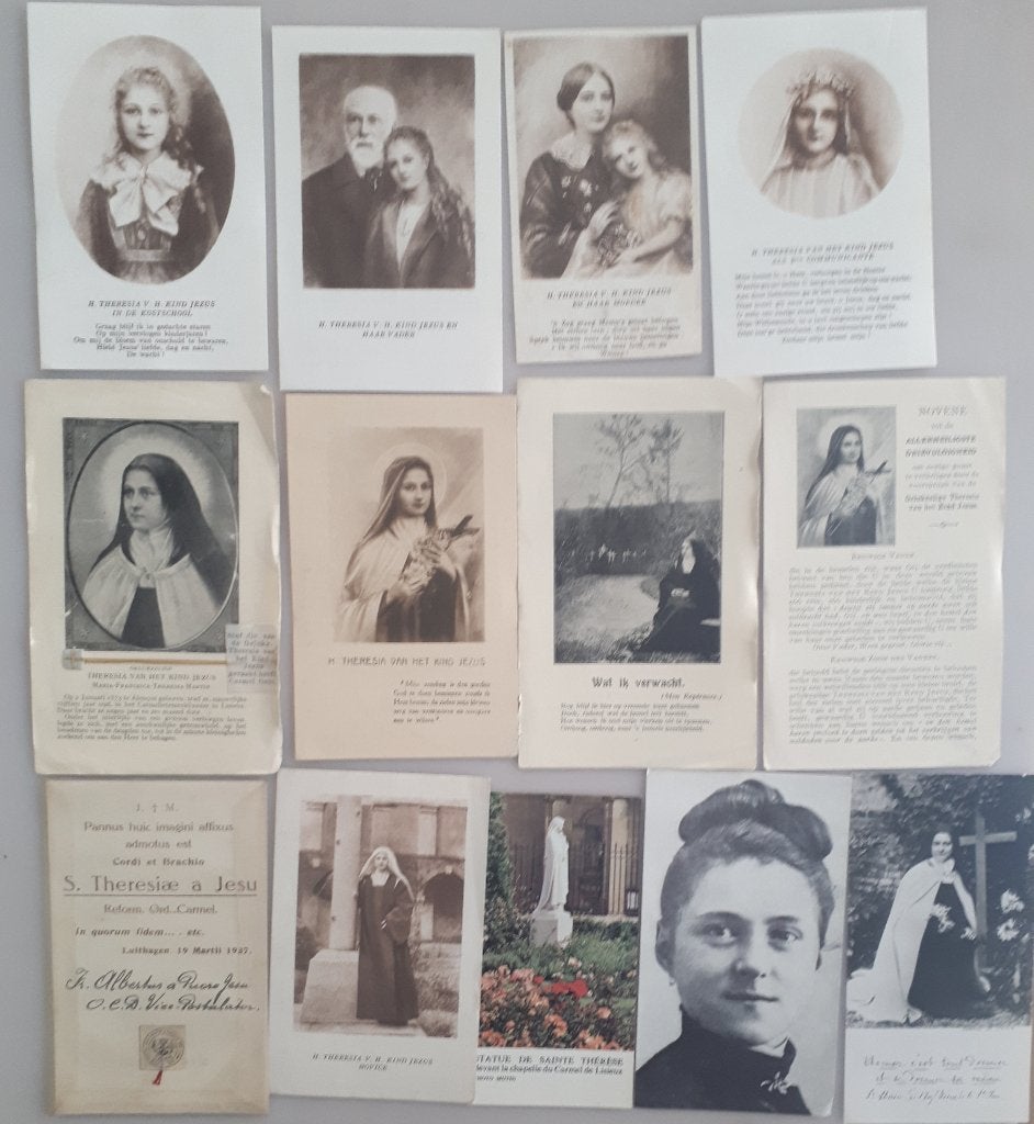 13 prentjes H.Theresia Lisieux 1 m.stof kleed Heilig Ref.R53, Ophalen of Verzenden, Bidprentje