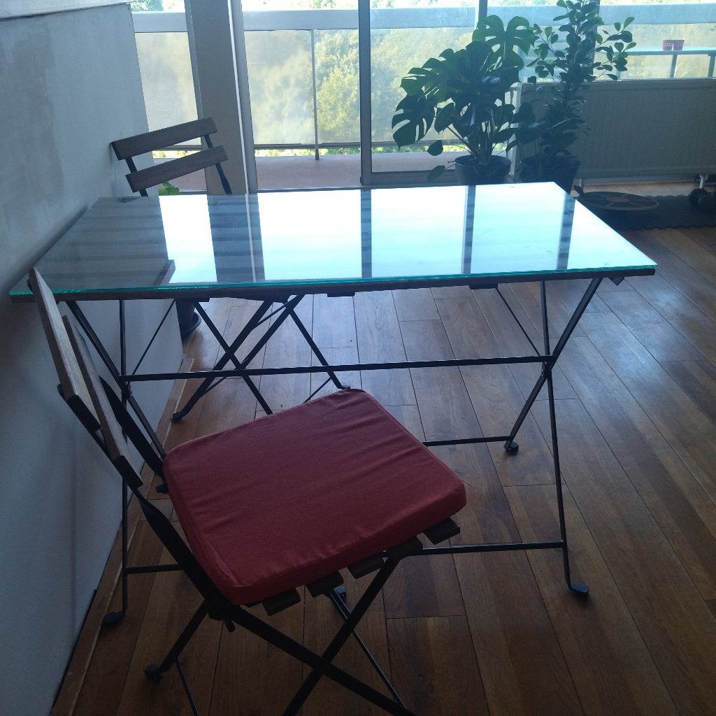 Table de jardin et deux chaises, Enlèvement