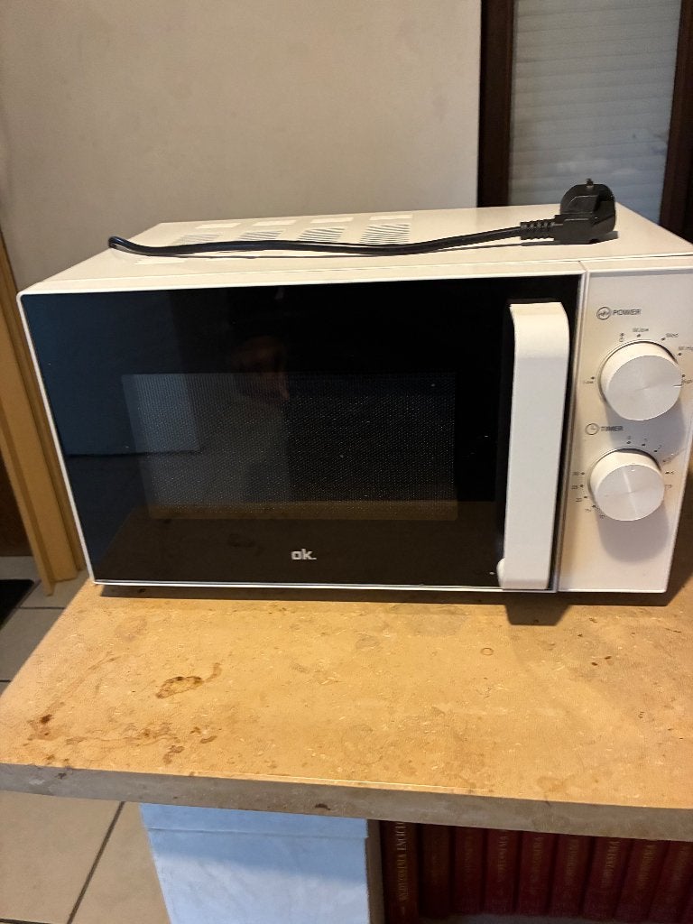 Four à micro-ondes OK — 700 Watt, Enlèvement, Utilisé, Micro-ondes, Plaque tournante