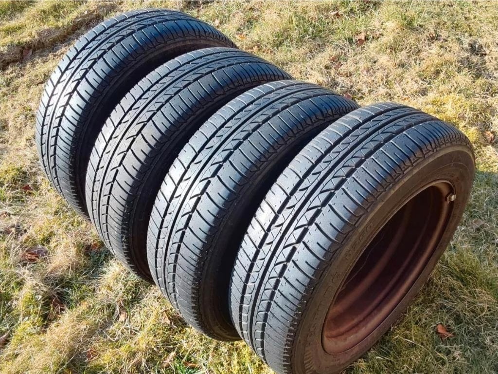 Très bons pneus été 175/65-15 avec jantes Fiat Punto, Autos : Pièces & Accessoires, 15 pouces, Pneus et Jantes, 175 mm, Pneus été