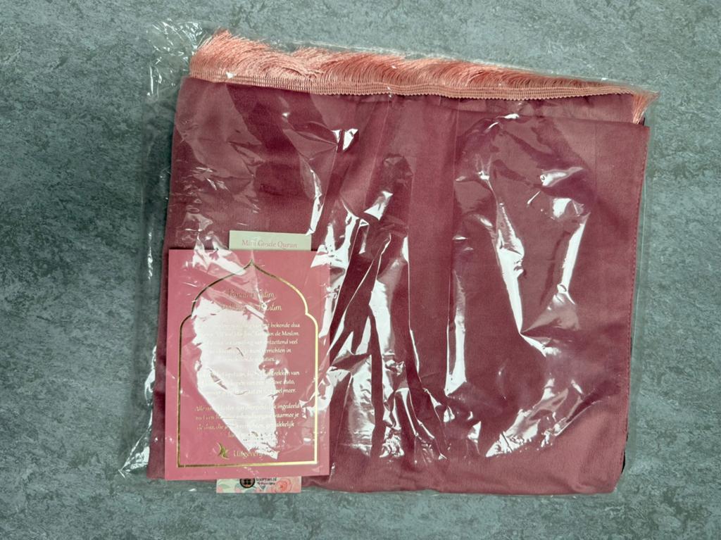 Cadeaupakket – Gebedskleed + Hisnul Muslim, Huis en Inrichting, Woonaccessoires | Wanddecoraties, Zo goed als nieuw, Ophalen of Verzenden