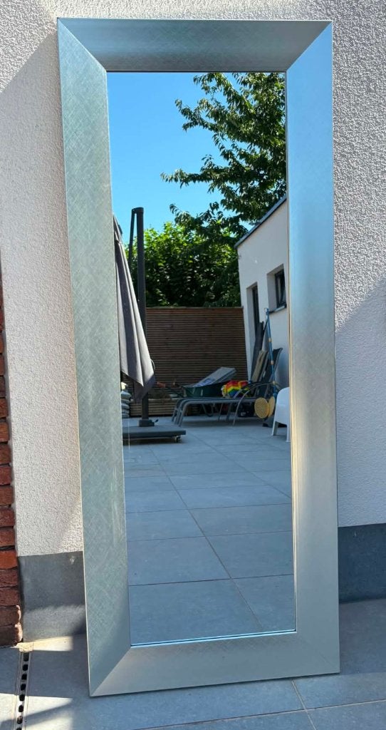 Rechthoekige, moderne spiegel met zilveren kader, Ophalen, 100 tot 150 cm, Zo goed als nieuw, Rechthoekig