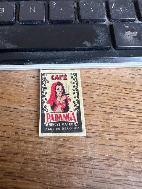 café Padanga luciferdoos label etiket Ninove match, Verzamelen, Padanga, Ophalen of Verzenden, Zo goed als nieuw, Info@cafpadang.lb