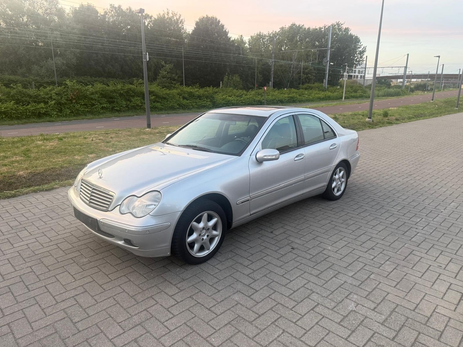 MERCEDES C240 2.6 V6 À ESSENCE AUTOMATIQUE 2001 190 000 KM A, Cuir, Argent ou Gris, Achat, Noir