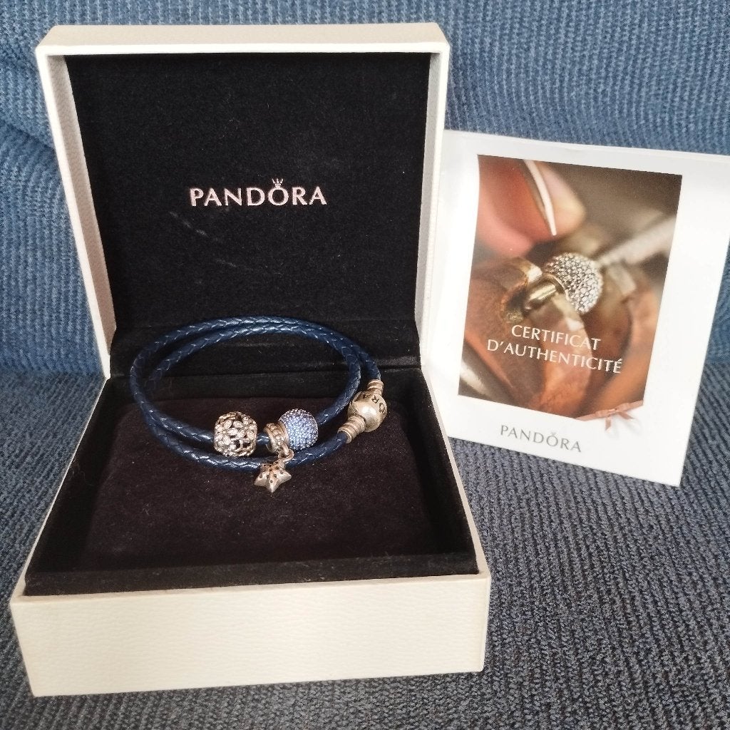 Pandora bracelet cuir double + 3 charms, Bijoux, Sacs & Beauté, Neuf, Enlèvement, Avec bracelets à breloques ou perles, Bleu