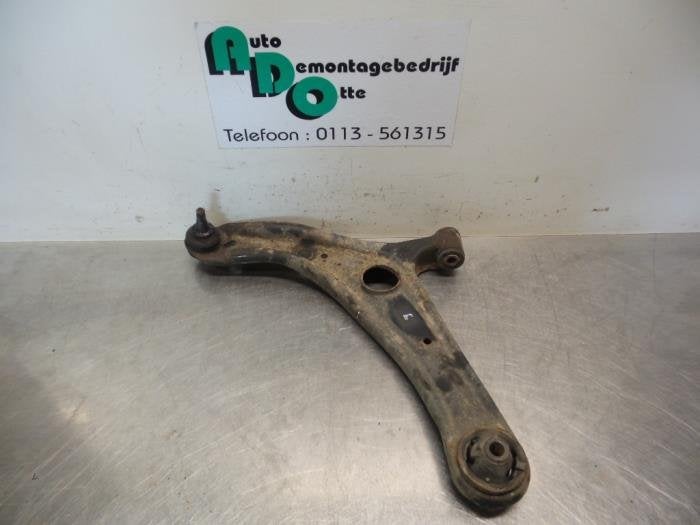 Bras de suspension avant gauche d'un Toyota Yaris (Yaris 1 0, Autos : Pièces & Accessoires, Suspension & Châssis, Toyota, Utilisé