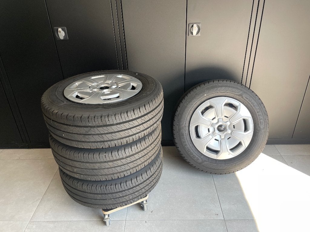 Pneus good year 215/65R16C sur jantes origine Ford custom, Autos : Pièces & Accessoires, Pneus & Jantes, Neuf, 215 mm, 16 pouces