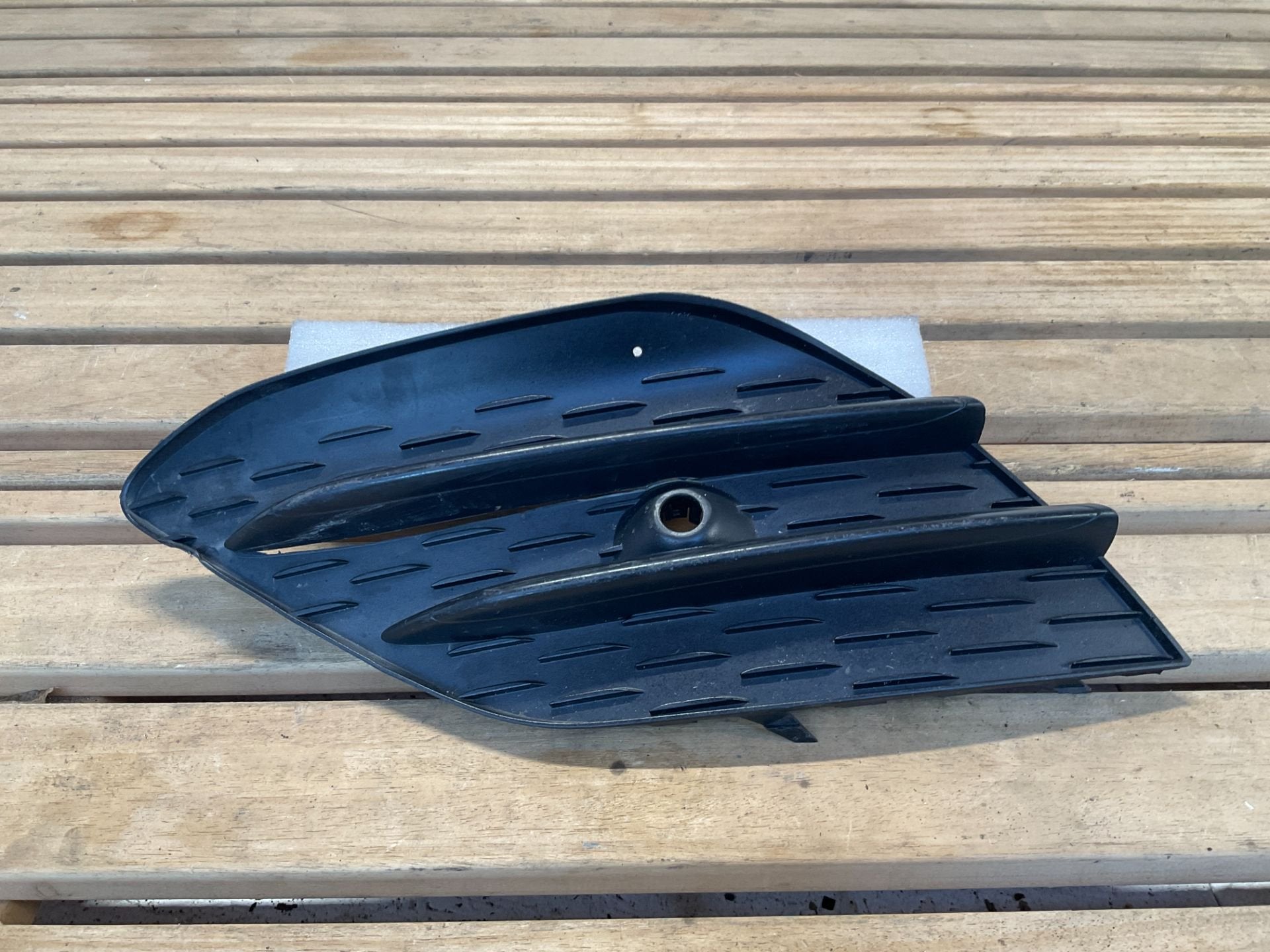 Calandre de pare-chocs avant gauche Mercedes CLA W118 AMG A1, Mercedes-Benz AG, Mercedes-Benz, Utilisé, Mercedesstrasse 120
70372  Stuttgart, DE