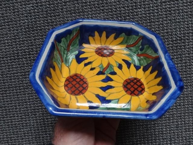 plat carré à décor floral, 16x16 et profondeur environ 4 cm., Envoi