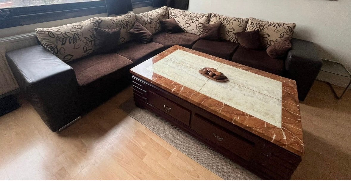 Table en bois et en marbre, Enlèvement