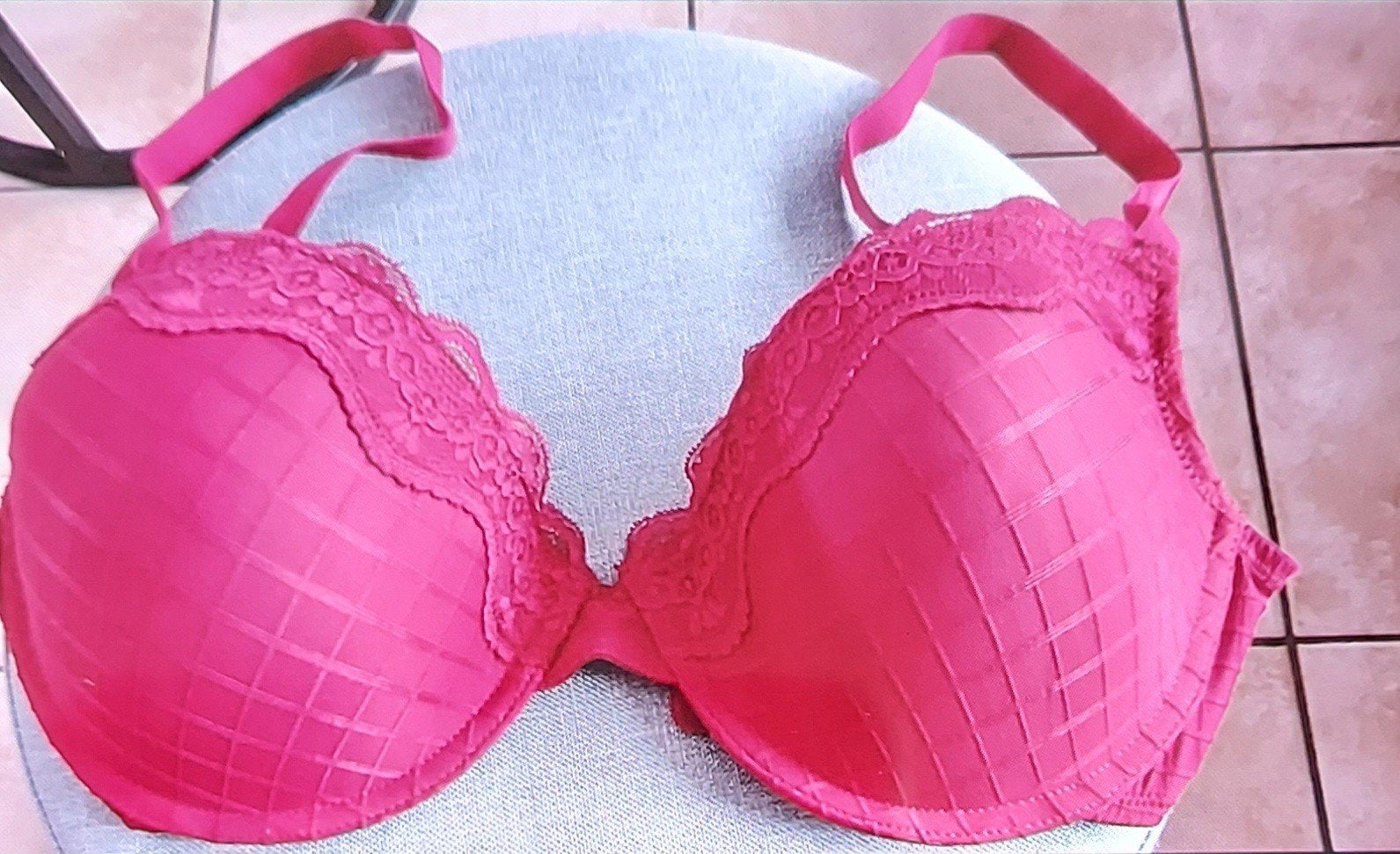 soutien gorge rouge jamais porté 100D, Vêtements | Femmes, Enlèvement ou Envoi, Rouge