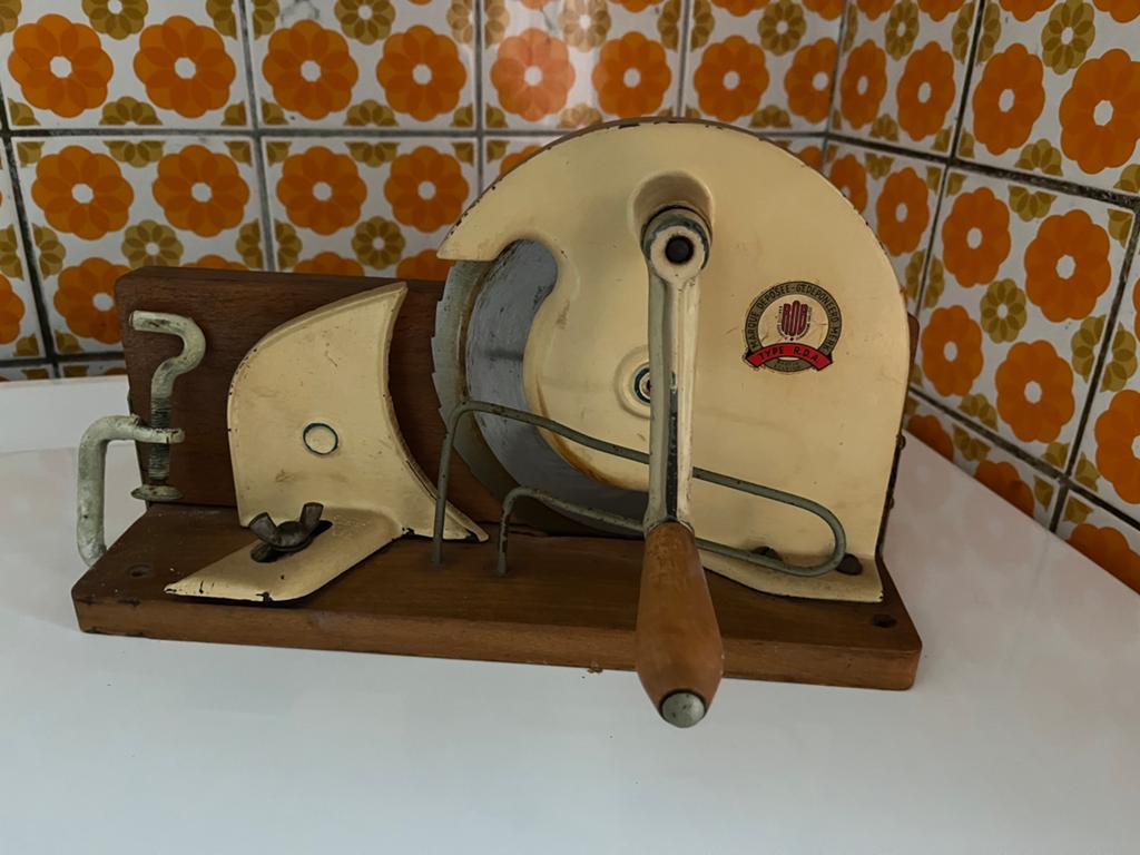 Antiek snijmachine maneel, Ophalen