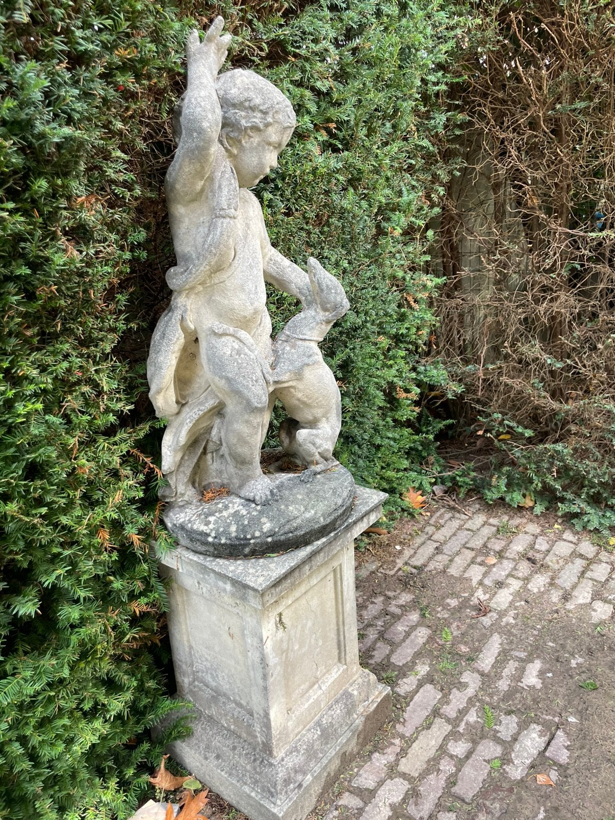 Tuinbeeld kind met hond op sokkel, Ophalen, Gebruikt, Steen