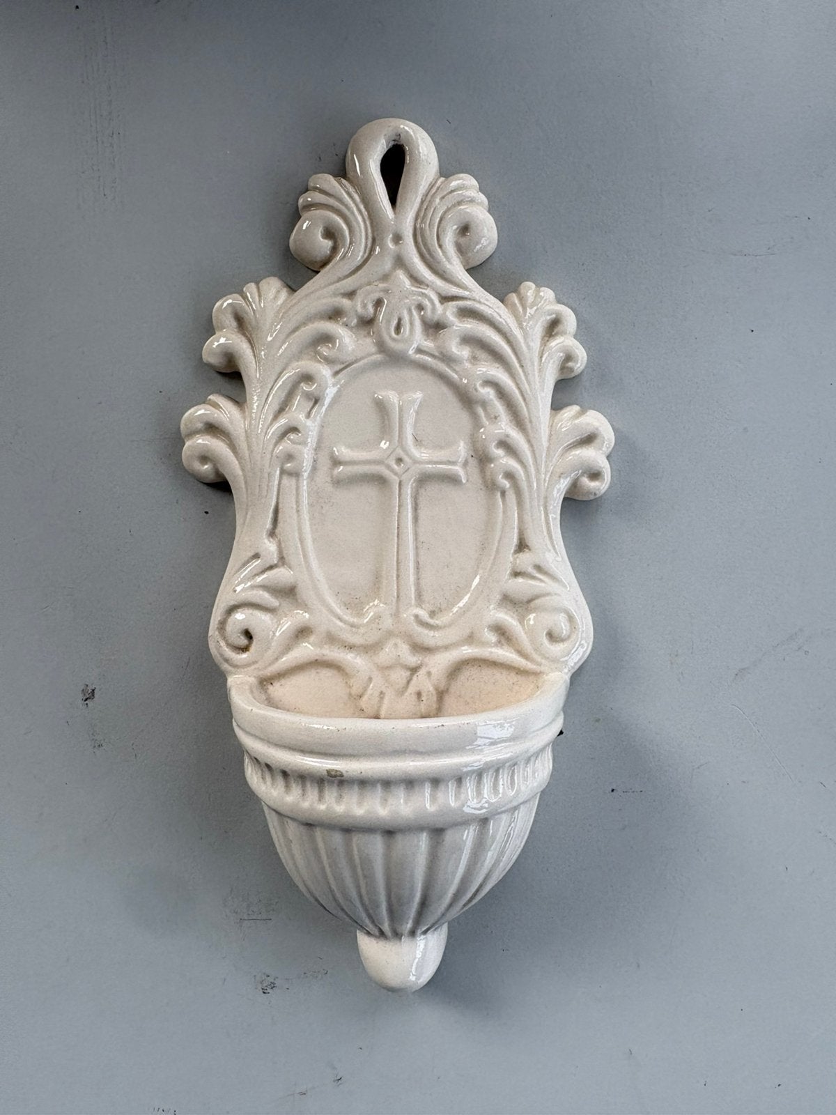 (L.2.3) Oud wit keramieken wandbénitier wijwatervat  kruis, Verzenden