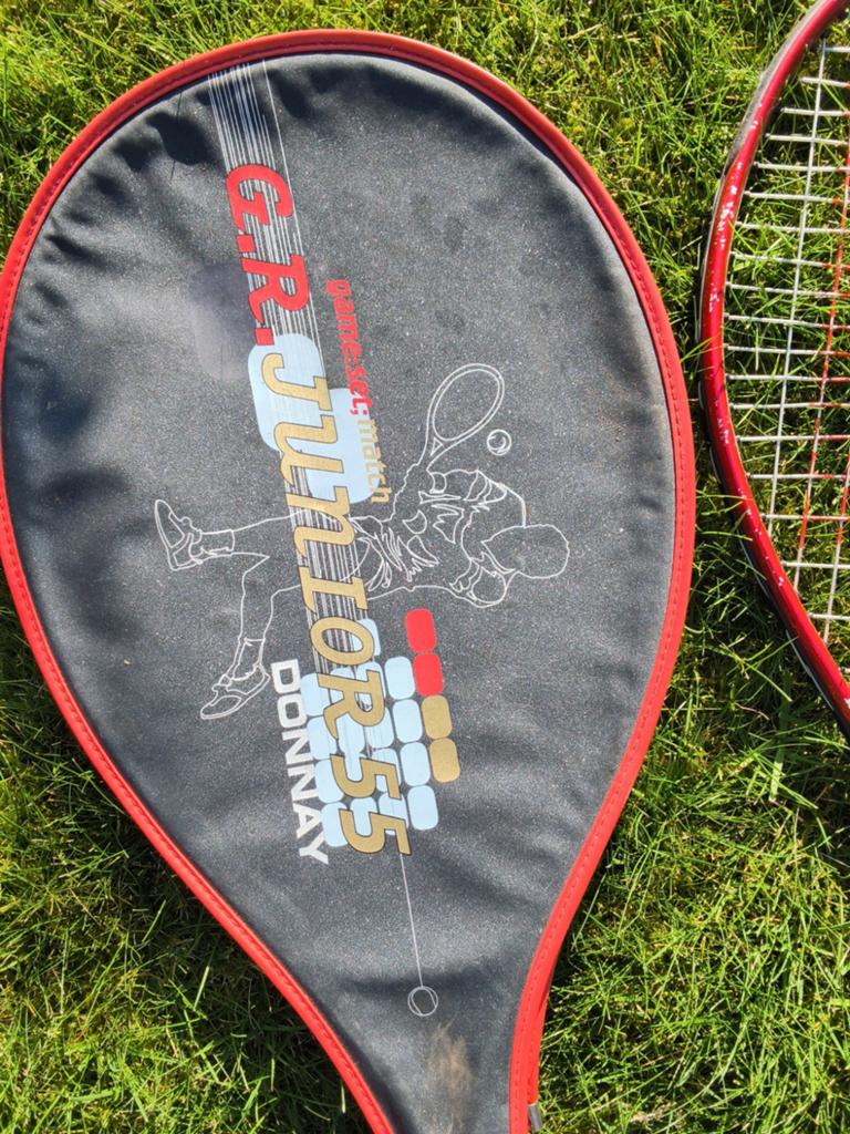 1 tennis racket Donny junior, Enlèvement, Raquette