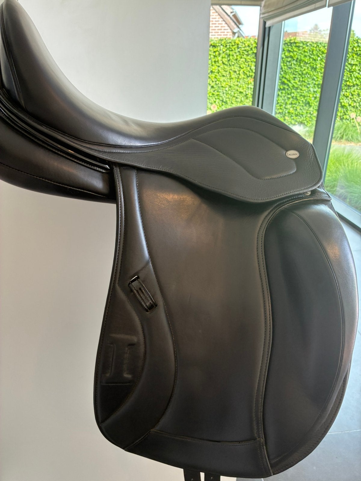 Ikonic dressage EVOLUTION single flap calf lined leather, Animaux & Accessoires, Chevaux & Poneys | Selles, Enlèvement, Comme neuf