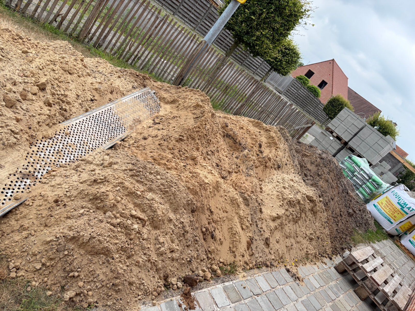 Gele en zwarte grond, Jardin & Terrasse, Sable, Enlèvement, Utilisé
