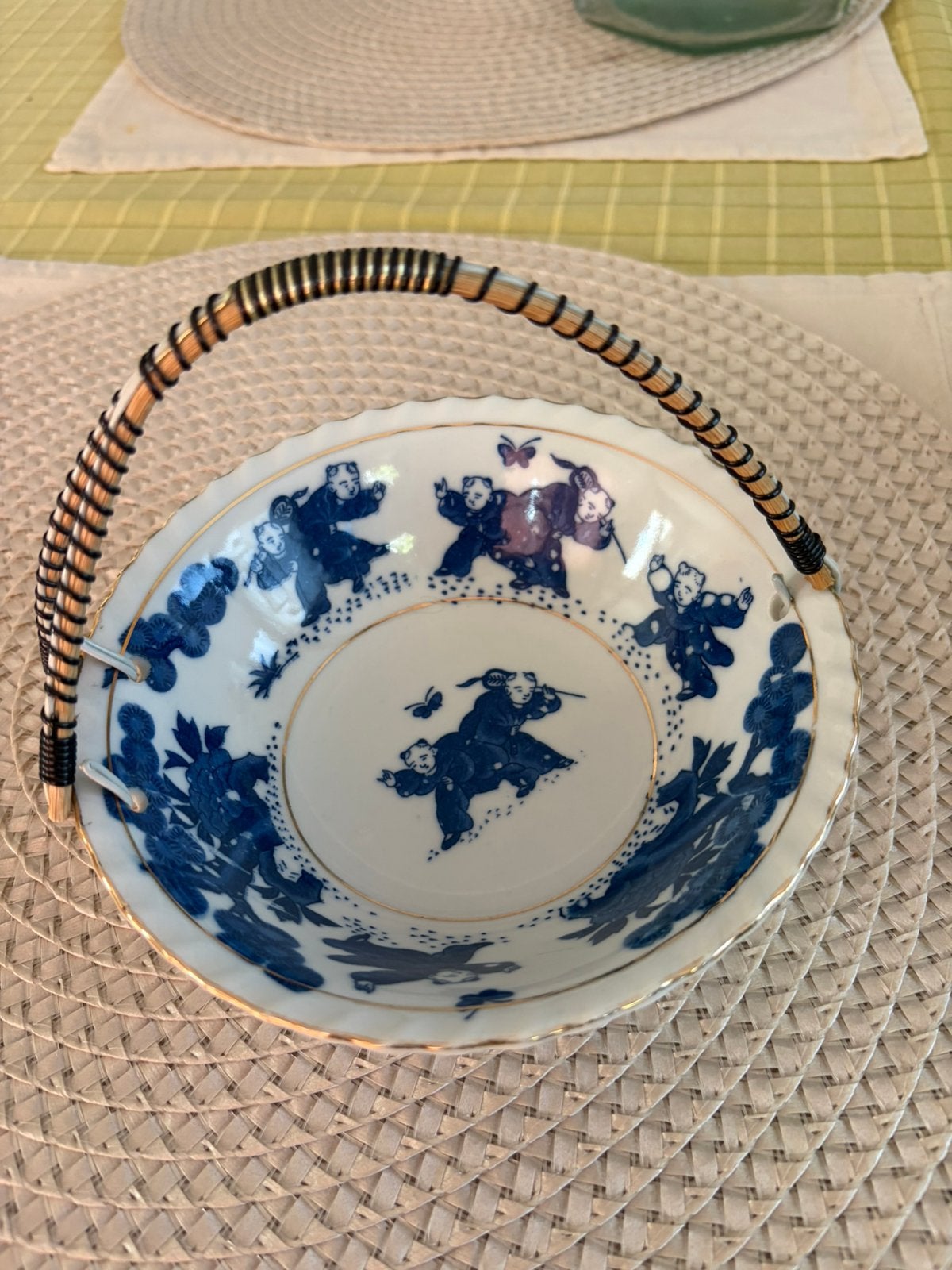 Decoratieve porseleinen schaal met bamboe handvat, Antiek en Kunst, Ophalen of Verzenden