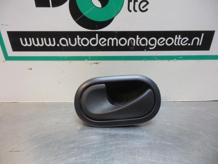 Poignée portière 4portes arrière gauche d'un Renault Clio, Renault, -, 3 mois de garantie, Utilisé