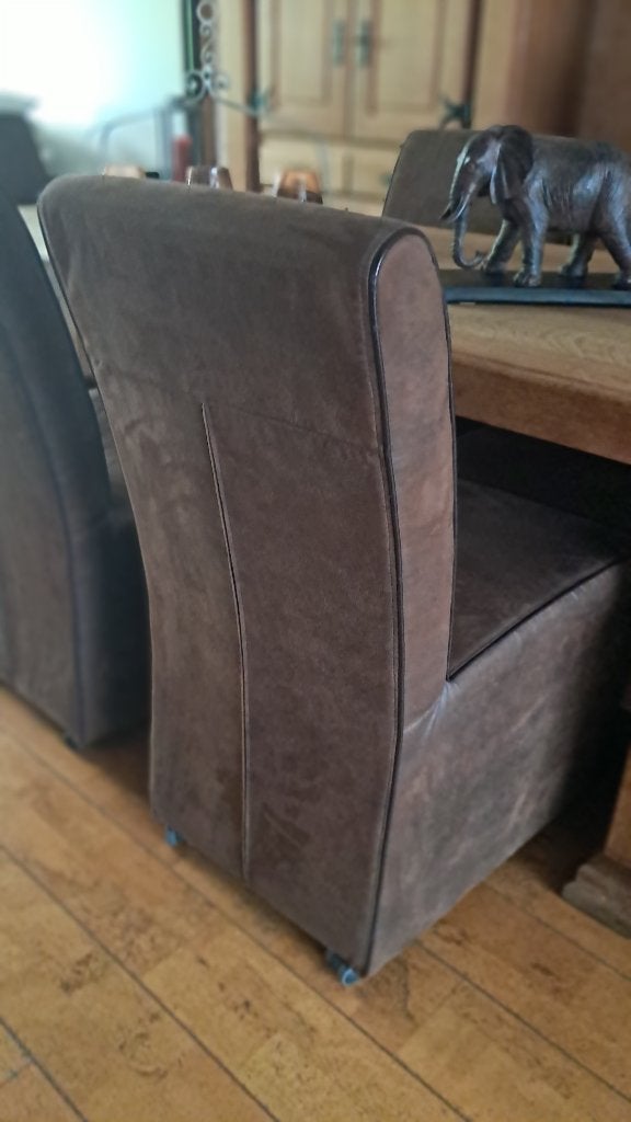 Eetkamerstoelen bruin velours op wieltjes, Huis en Inrichting, Stoelen, Ophalen, Bruin, Zo goed als nieuw, Stof