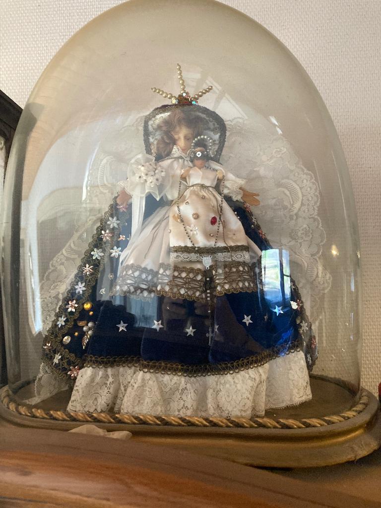 Madonna onder stolp, Ophalen