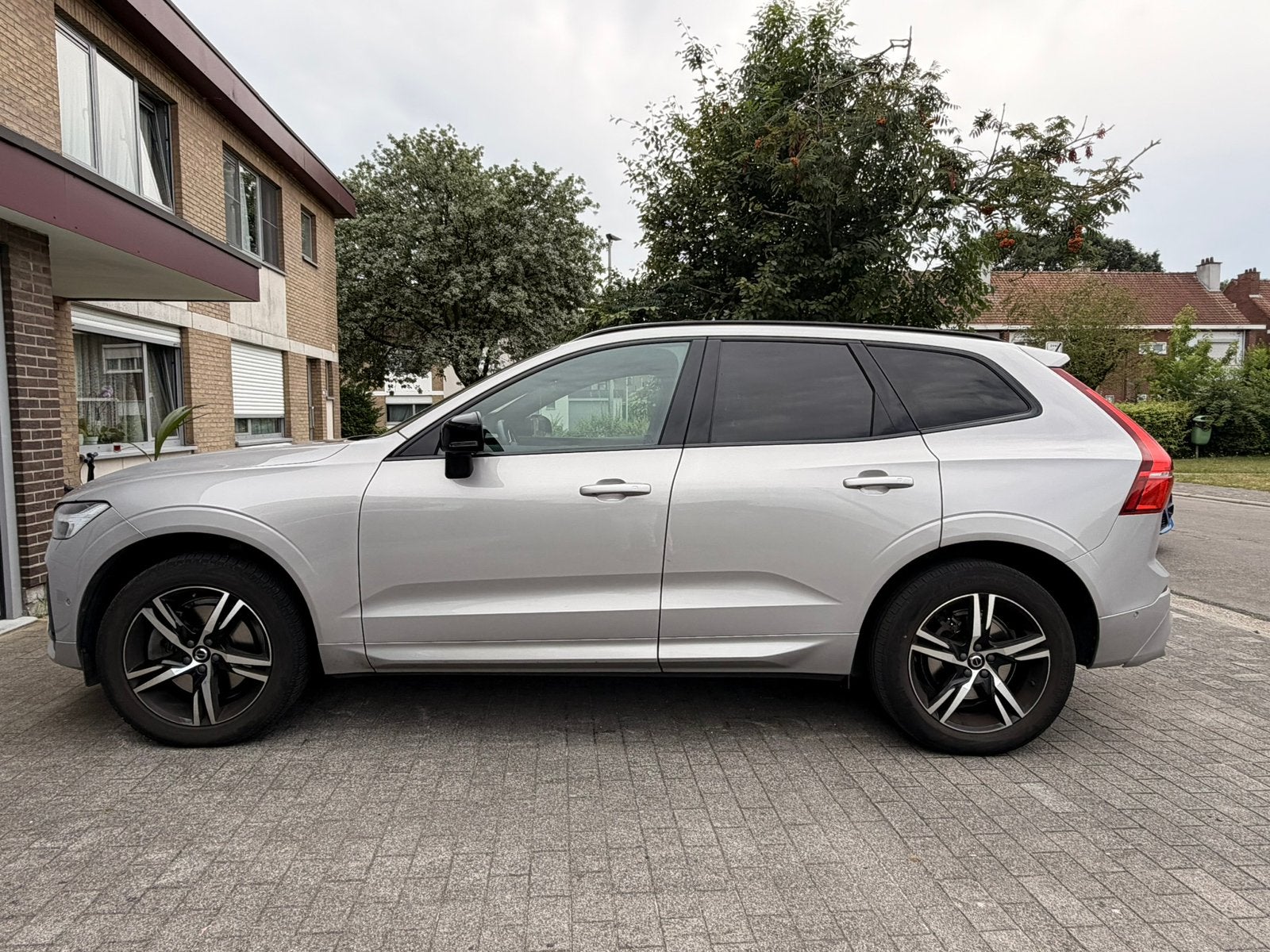 Volvo XC60 B4 Mild Hybrid R-Design – Full Option – 65.000 km, Auto's, Automaat, Leder en Stof, Beige, Bedrijf