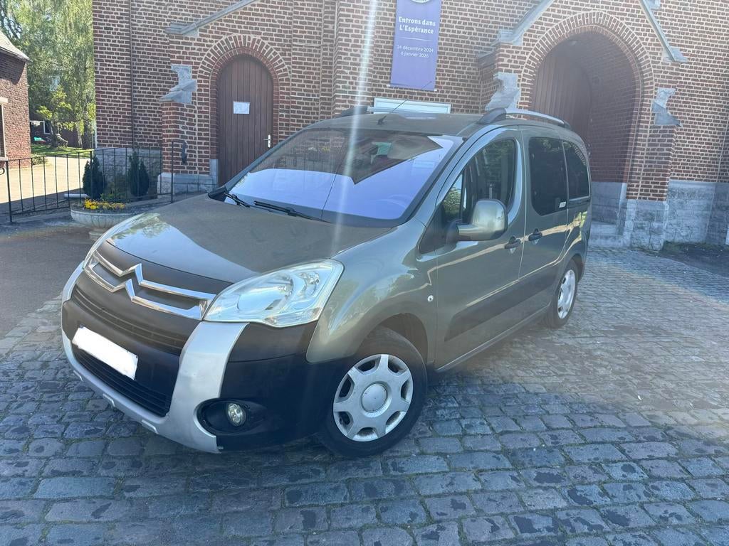 Citroen Berlingo 16hdi xtr 90pk mod 2011 ctok clim, Auto's, Citroën, Zwart, 4 cilinders, Parkeersensor, 1600 cc