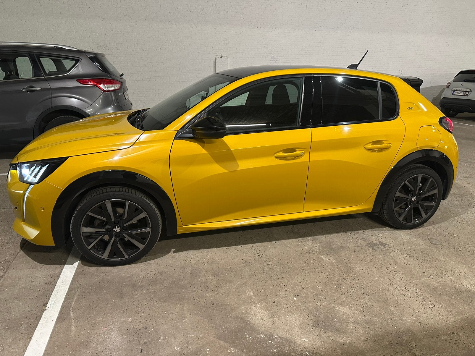 Peugot 208 gt automaat, Automaat, Parkeerassistent, Achterwielaandrijving, Leder en Stof