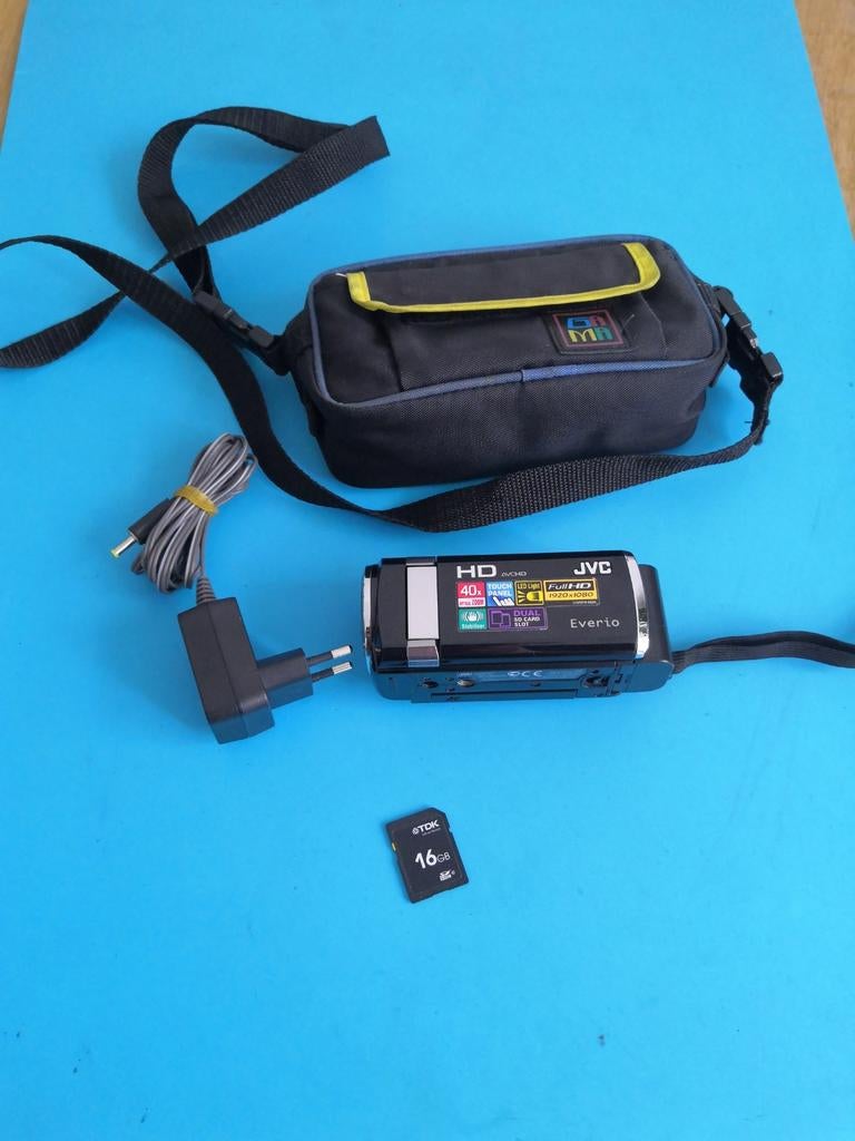 JVC  everio HDcamera chargeur batterie 16gb sd carte et sac