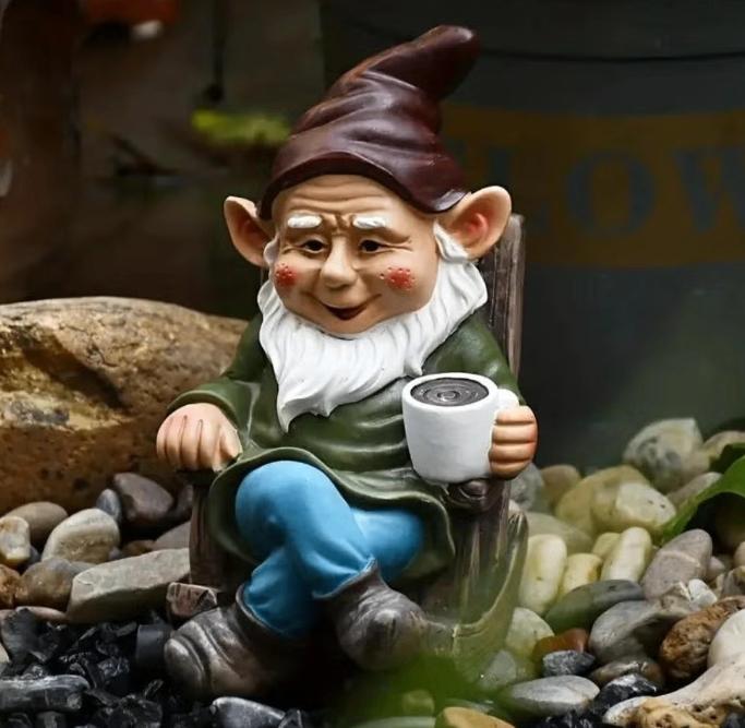 Prachtig tuinbeeld Koffie drinkende Kabouter in stoel (15cm)
