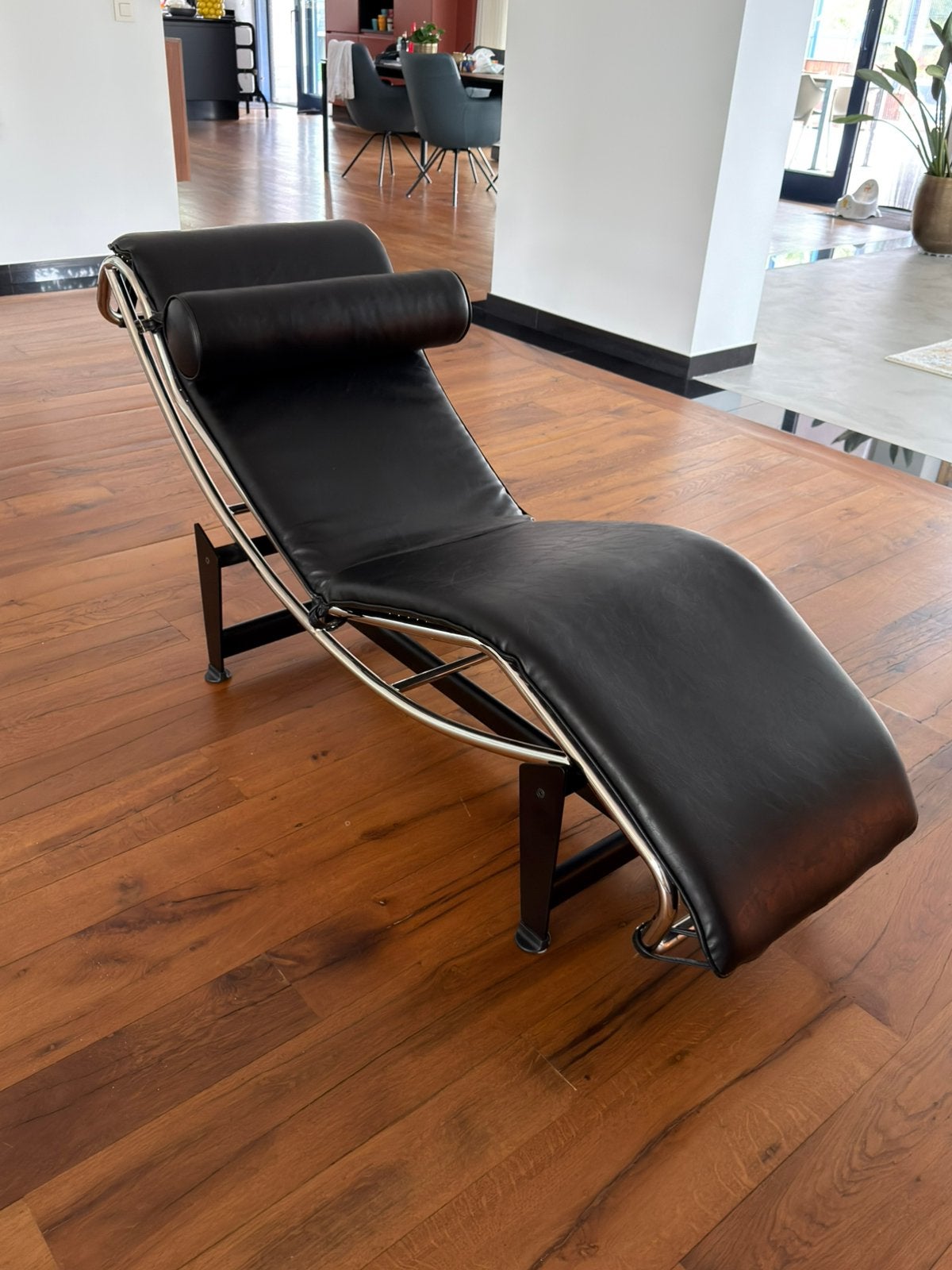 Cassina Le Corbusier LC4 REPLICA zwart leder, Huis en Inrichting, Ophalen, Zo goed als nieuw
