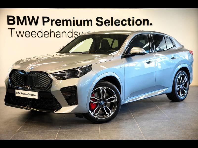 BMW iX2 M PACK PRO TREKHAAK CAMERA M REMMEN, Automaat, X2, Zwart, Parkeersensor