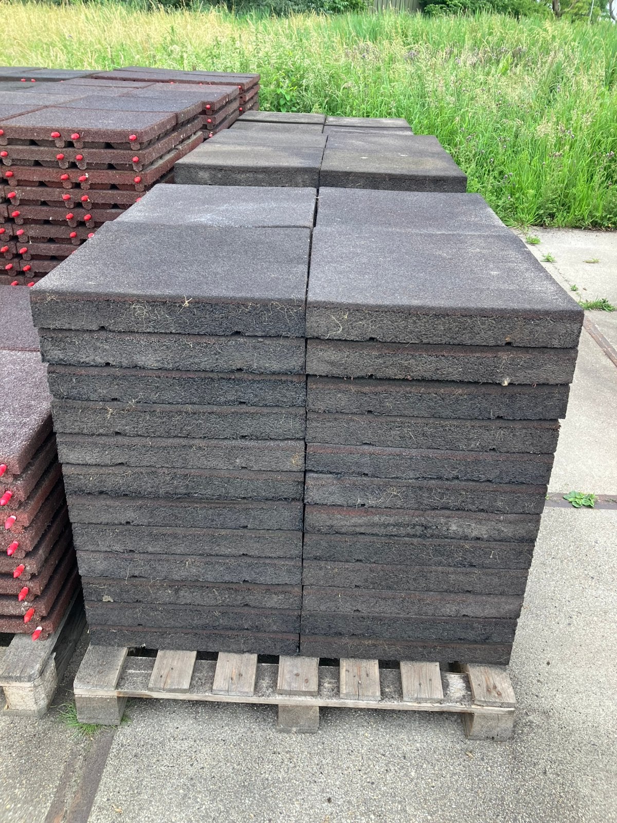140 vochtdoorlatende rubberen matten 50x50x8cm, Tuin en Terras, Ophalen, Gebruikt