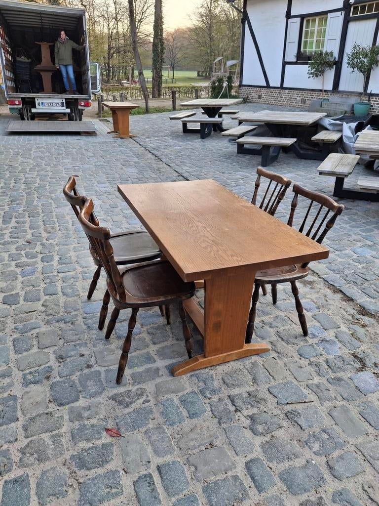 9 bruine tafels en 48 bruine stoelen, Ophalen