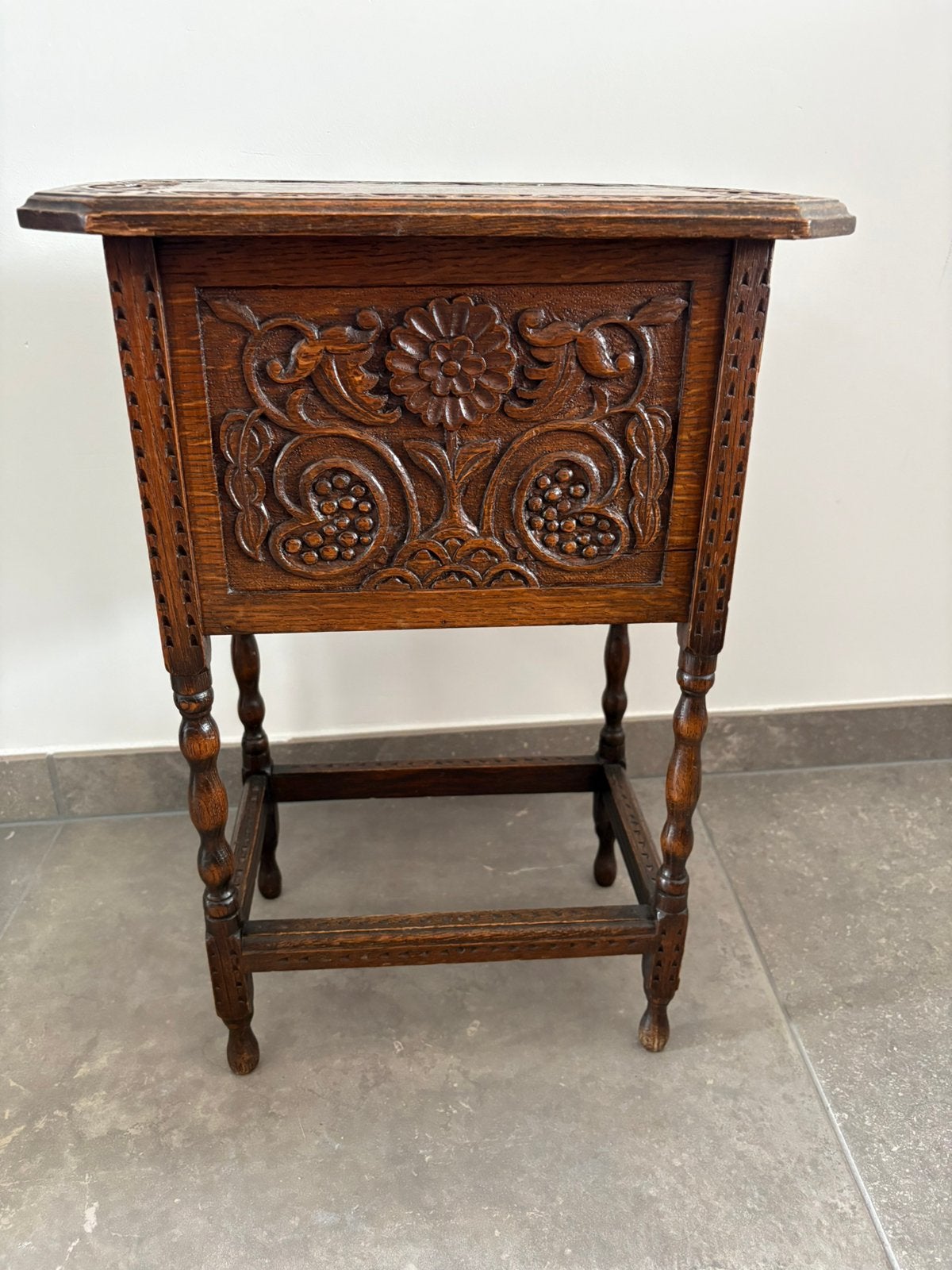 Antiek eiken naaikastje / handwerkkastje met houtsnijwerk, Antiek en Kunst, Ophalen